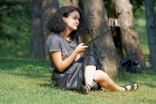woman, photography, outdoors, selfie, smartphone, beauty, leisure. Beauty influencers: written disclosure policy or ad hoc?